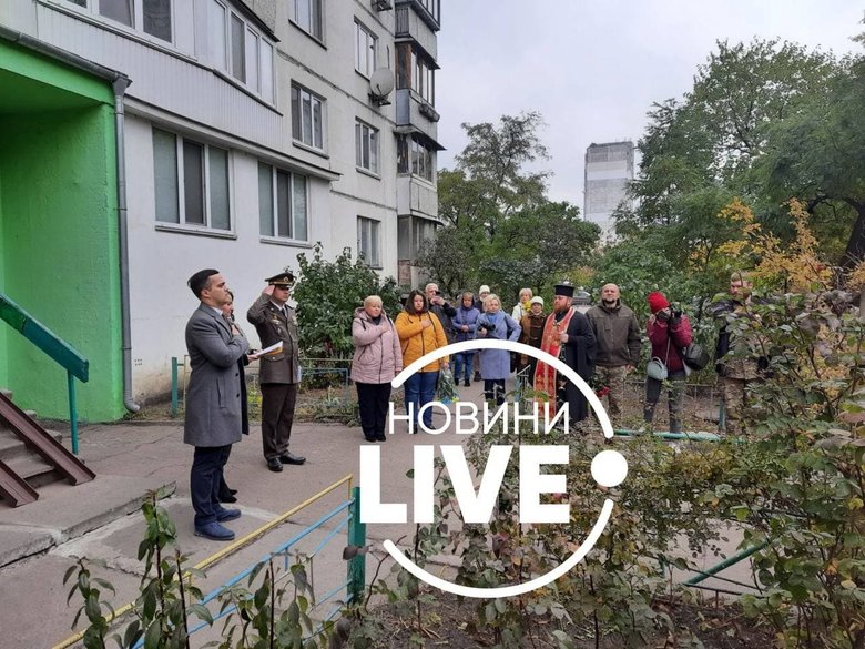 Меморіальну дошку загиблому внаслідок російського мінометного обстрілу прапорщику 30-ї ОМБр Леоніду Добрянському відкрили в Києві 03