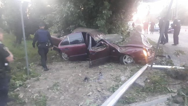 У Львові 21-річна дівчина на Mercedes, намагаючись втекти з місця ДТП, врізалася в дерево і загинула 05