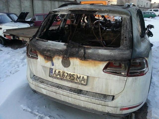 Неизвестные сожгли автомобиль одного из лидеров Автомайдана Хаджинова 01