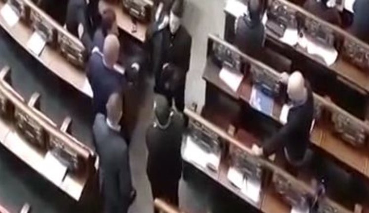 Нардепи вивели Савченко із сесійної зали Ради: у неї в сумці були кілька гранат і "ствол". ВIДЕО