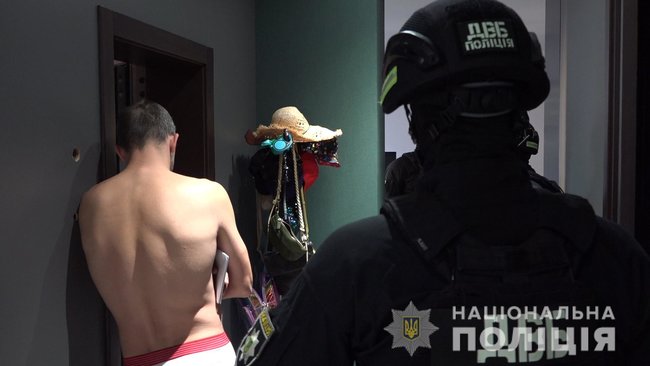 Рубили топором и сжигали автомобили: в Харькове задержали банду, которая запугивала полицейских, судей и предпринимателей 01