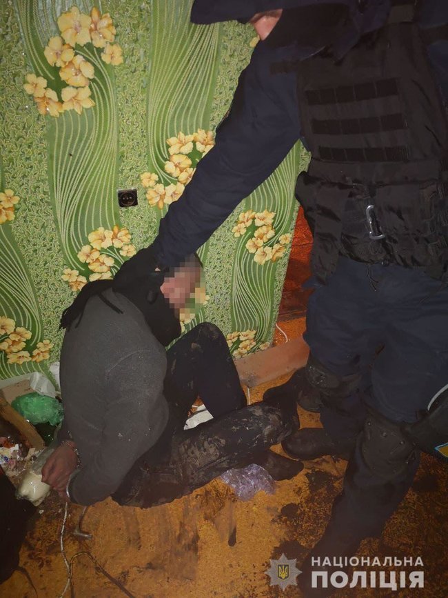 Били і принижували: поліція розшукала на Кіровоградщині викраденого харківянина і затримала його наглядачів 04 Били і принижували: поліція розшукала на Кіровоградщині викраденого харківянина і затримала його наглядачів 04
