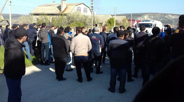 Crimean Tatars houses raided in Bakhchysarai: Armed law enforcers broke in, blocked roads 06 Crimean Tatars houses raided in Bakhchysarai: Armed law enforcers broke in, blocked roads 06