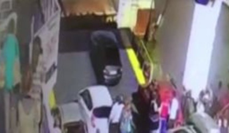 П'яний водій "Пріори", не дочекавшись швартування порому в окупованій Керчі, почав рух і впав у море разом з машиною. ВIДЕО