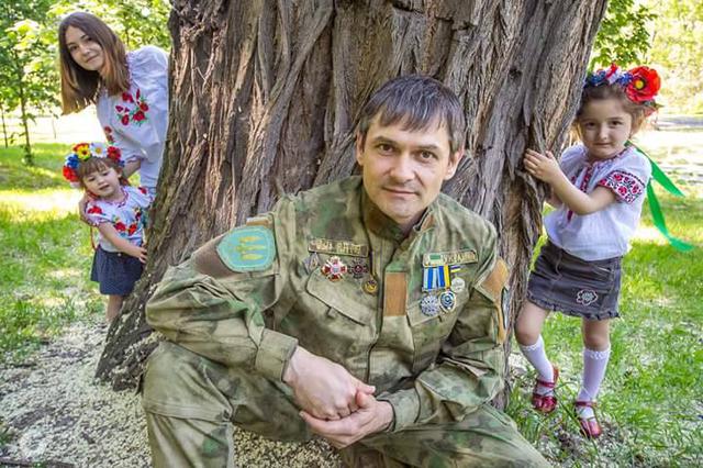 Я остался где-то в Иловайске. Моя жена так и говорит: Мой муж не вернулся оттуда, - интервью с автором книги Иловайский дневник Романом Зиненко 02 Я остался где-то в Иловайске. Моя жена так и говорит: Мой муж не вернулся оттуда, - интервью с автором книги Иловайский дневник Романом Зиненко 02