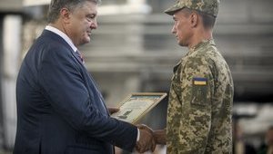 Порошенко передал ВСУ сертификаты на новейшие отечественные радиолокационные станции производства "Искра". ВИДЕО