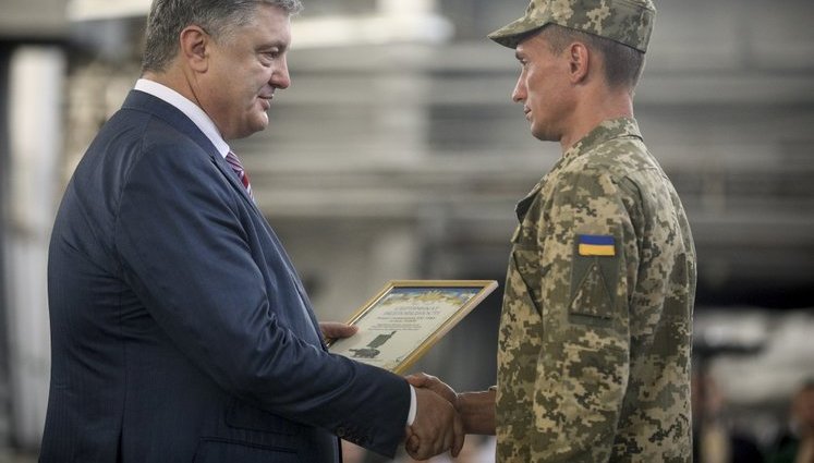 Порошенко передав ЗСУ сертифікати на новітні вітчизняні радіолокаційні станції виробництва "Іскра". ВIДЕО