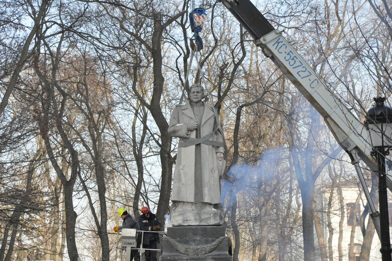 Пам’ятник радянському генералу Ватутіну демонтували у Києві 22