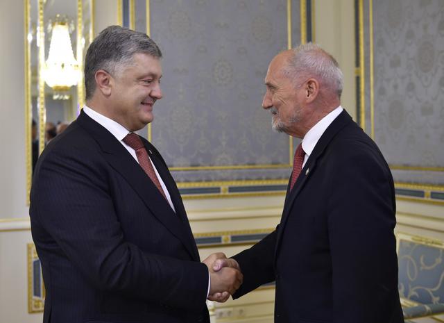 Порошенко провів зустріч із міністром оборони Польщі Мацаревичем 01