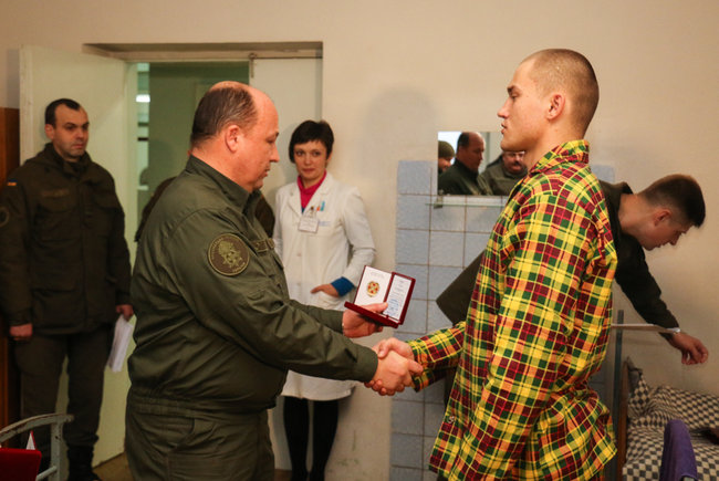 Командування Нацгвардії відвідало в госпіталі військовослужбовців, які постраждали внаслідок сутичок під Жовтневим палацом 07