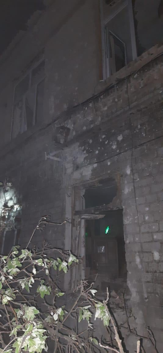 Occupiers shell frontline Krasnohorivka town, damaging a hospital 06