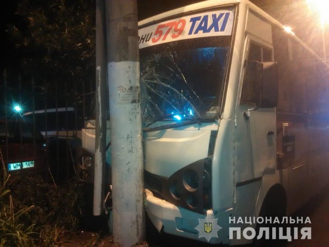 Маршрутка врезалась в электроопору в Одессе, 9 пострадавших, - Нацполиция 02