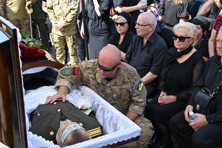 Із полковником, депутатом Київради від ЄС Сергієм Ільницьким (Сокіл), який загинув у бою проти рашистів у лавах піхоти 28 ОМБр, попрощалися в Києві 55