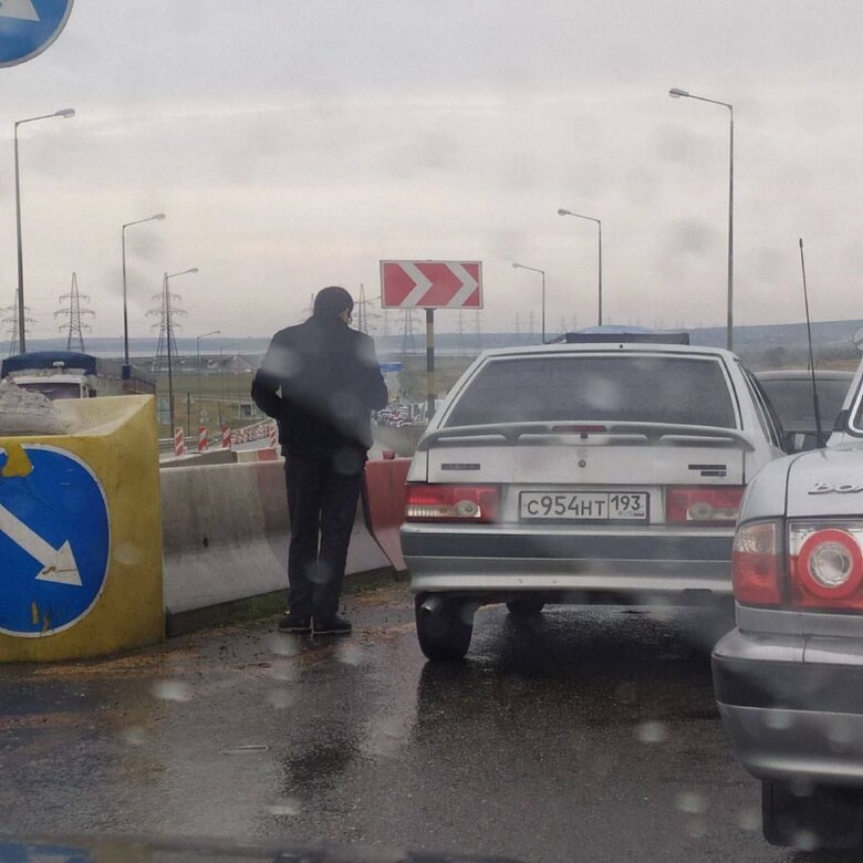 Queues of cars on Kerch bridge stretch for kilometers, ferry was not allowed, - mass media 03