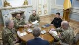 Володимир Зеленський та Олександр Сирський на зустрічі з британською делегацією