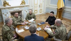 Володимир Зеленський та Олександр Сирський на зустрічі з британською делегацією