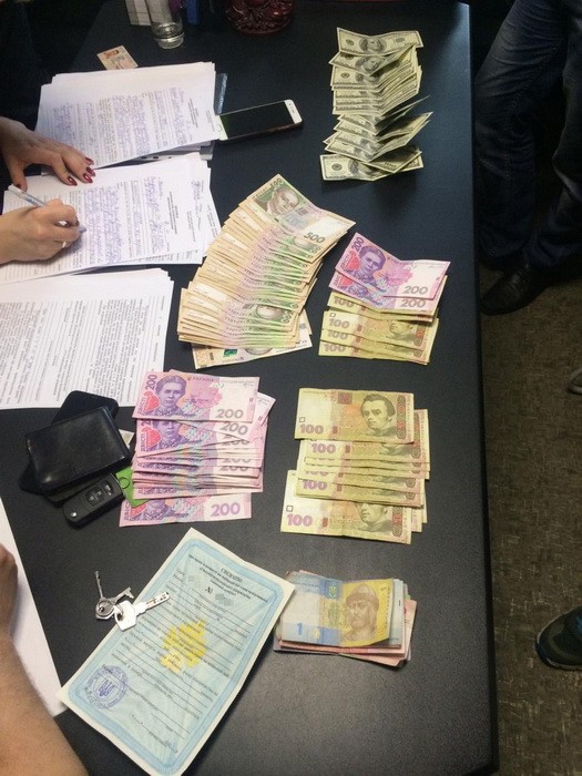 Чиновника Житомирської міськради затримали під час одержання 80 тисяч хабара 01