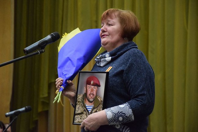 Мама загиблого бійця 90-го батальйону кіборга Максима Ридзанича Світлана: Він сказав: Я йду на війну. Синочку, у тебе ж троє дітей! - Тому і йду 11