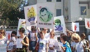 Украинцы по всему миру начали кампанию в поддержку политзаключенных Кремля - #SaveOlegSentsov