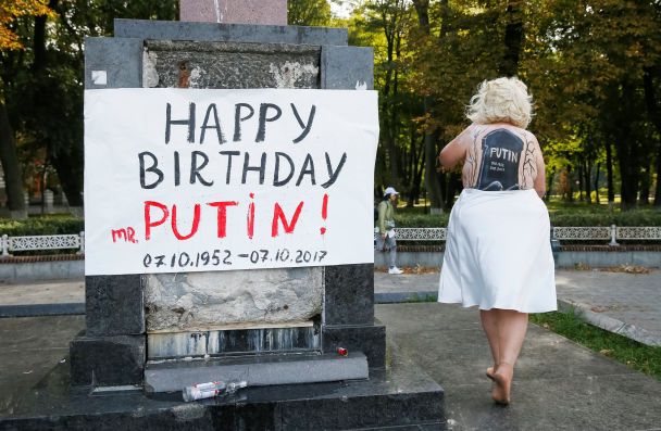 Напівгола активістка в центрі Києва привітала Путіна з днем народження 01