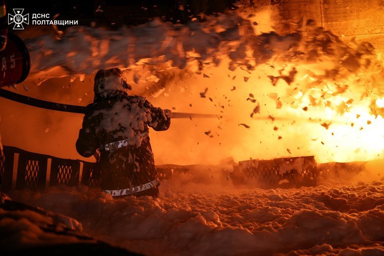 Россияне нанесли удар по промышленному объекту в Полтавской области: возникли пожары