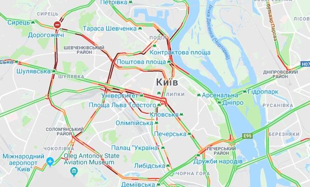 Накануне длинных майских выходных Киев сковали 8-балльные пробки 02