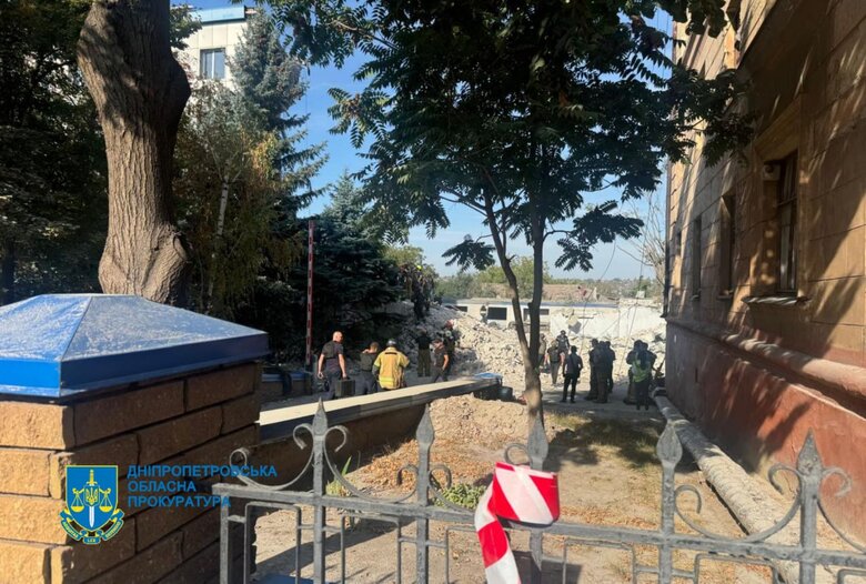 Наслідки удару РФ по управлінню поліції в Кривому Розі 27 вересня