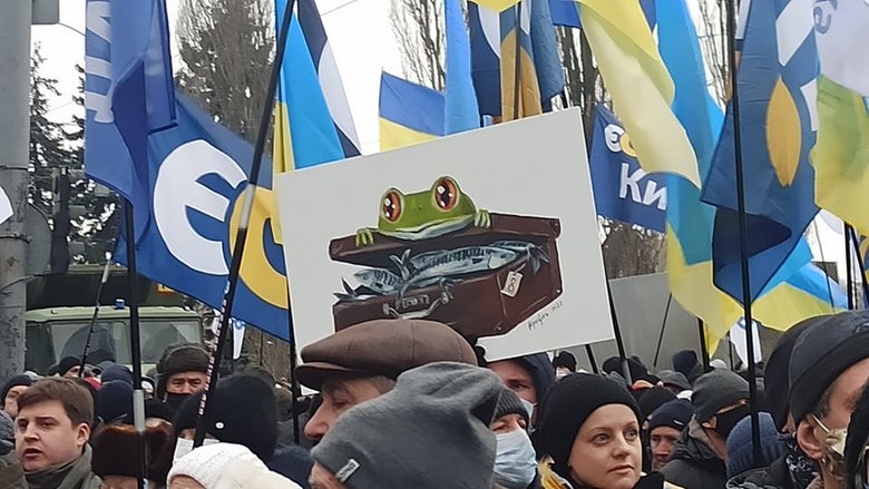 Беги, Вова, беги: Под судом, рассматривающим апелляции относительно меры пресечения для Порошенко, собрались митингующие 17