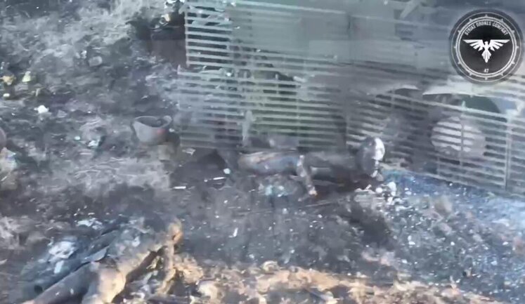 Обгоревшие тела оккупантов валяются у только что подбитого российского бронетранспортера. ВИДЕО