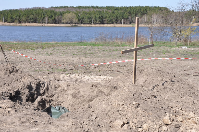 Поліція ексгумувала тіла матері та сина, вбитих росіянами, які безпідставно обстрілювали вулиці та будинки у Ваблі під Бучею 04