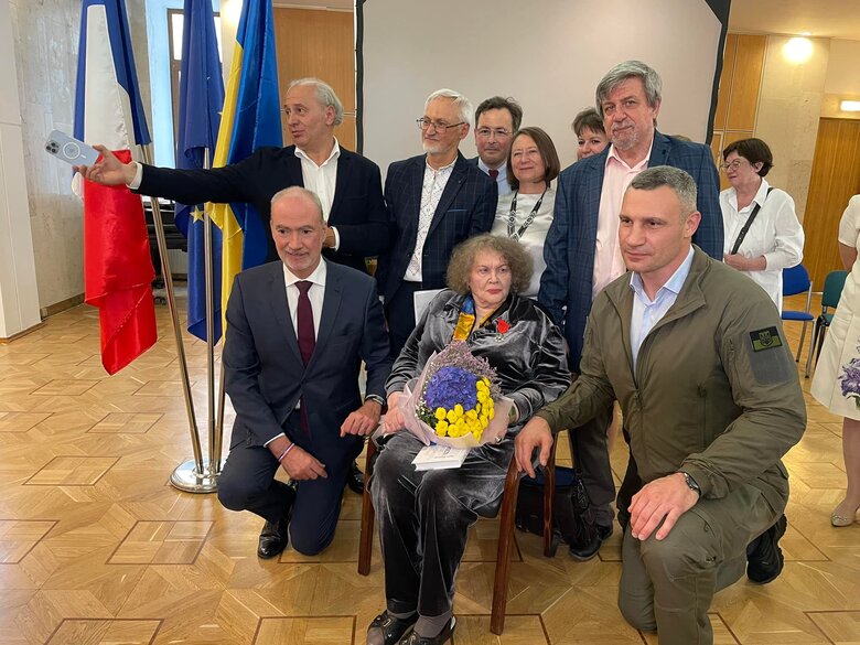 Франция наградила Лину Костенко орденом Почётного легиона 03