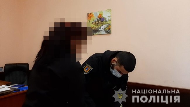 У центрі Одеси 19-річна дівчина вдарила чоловіка ножем у груди 02