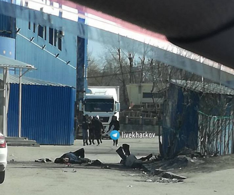 Оккупанты обстреляли людей в очереди за гуманитарной помощью в Харькове, 6 мирных жителей погибли, 15 - ранены 01