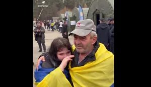 В Госпогранслужбе показали трогательные кадры встречи эвакуированных из Олешек украинцев. ВИДЕО
