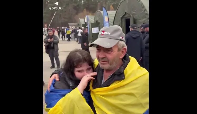 В Госпогранслужбе показали трогательные кадры встречи эвакуированных из Олешек украинцев. ВИДЕО