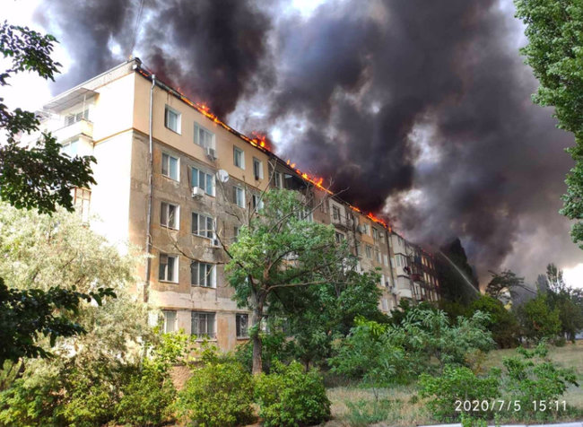 Пятиэтажный дом горит в Новой Каховке 03