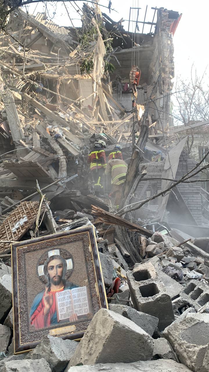 Наслідки ударів по Запоріжжю: 7 ракет влучили у багатоповерхівки, зруйновано цілі під’їзди (оновлено) 12