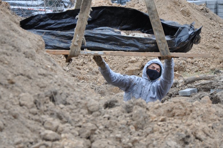 В Бучі ексгумують з братської могили тіла вбитих росіянами мирних жителів: Майже всі з вогнепальними пораненнями, деякі із завязаними руками та ногами 37