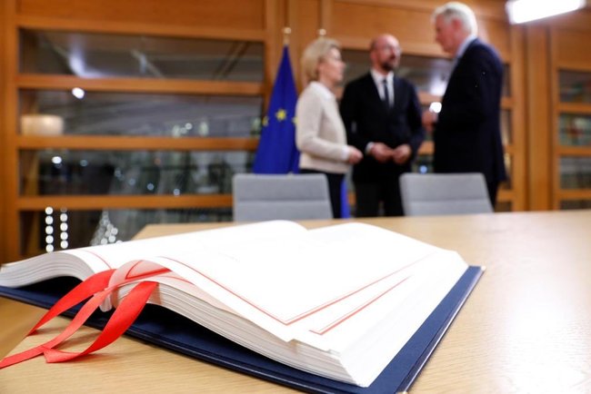 EU officials signs off Brexit agreement 04