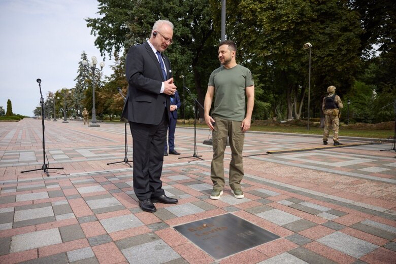 В Киев приехал с визитом президент Латвии Левитс 06