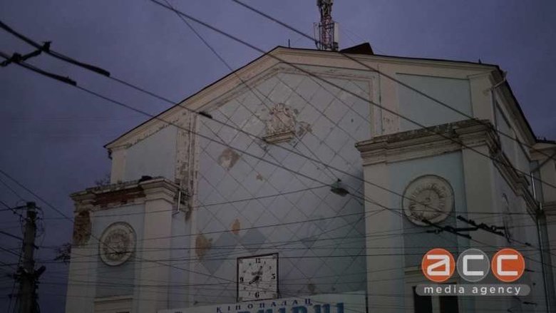 Вітер зірвав дах кінотеатру в Чернівцях 05