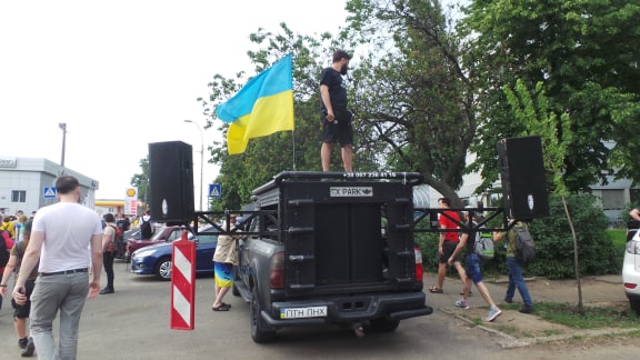 Мітингувальники під судом над Стерненком перекрили вулицю Дегтярівську 22