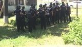 "Що ви робите? Пропустіть людей!" 13 поліцейських постраждали під час зіткнень із виборцями на виборах у Цебриковому на Одещині, затримано 2 осіб. ВІДЕО+ФОТОрепортаж