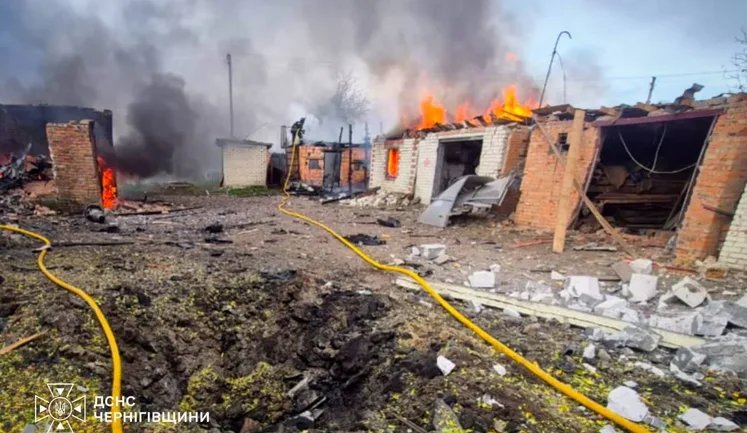 Росіяни атакували Ніжинський район Чернігівщини: троє постраждалих, горіли дев’ять гаражів. ВІДЕО+ФОТОрепортаж