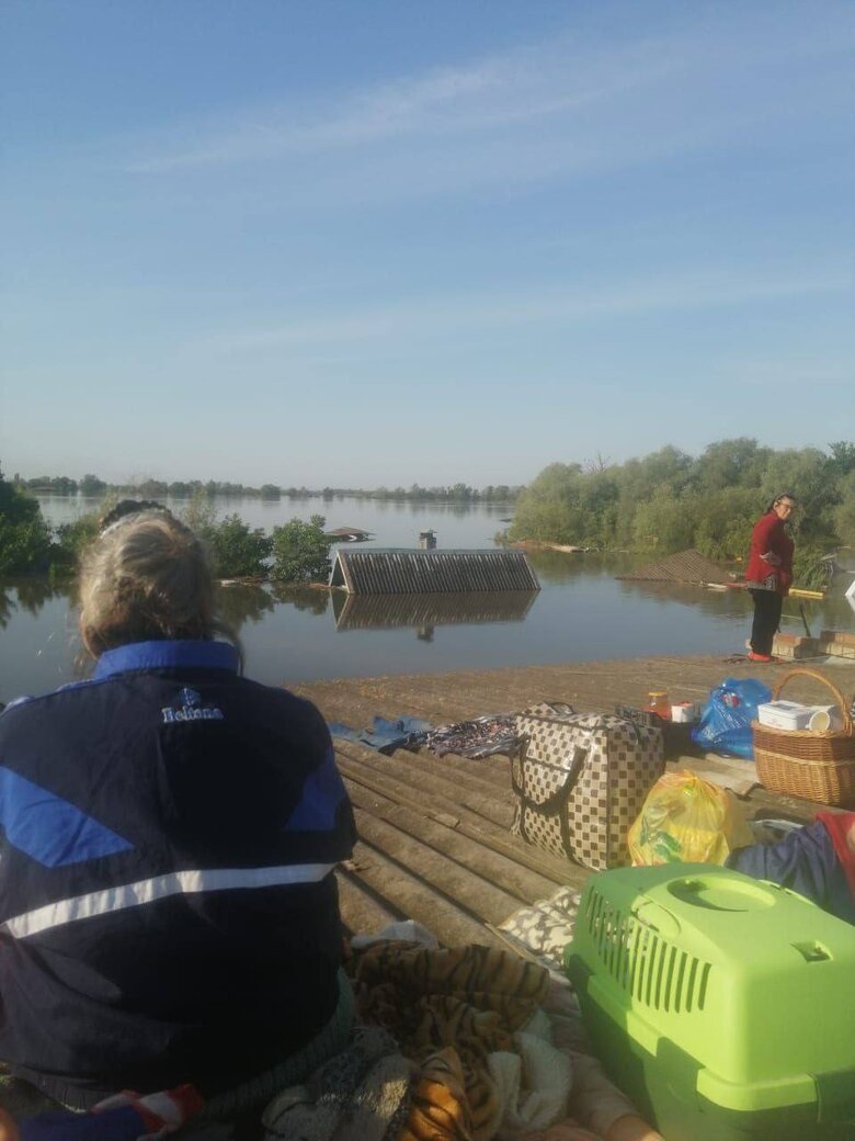Окупанти на Херсонщині не пускають волонтерів у села, де мешканці сидять на дахах, - росЗМІ 01 Окупанти на Херсонщині не пускають волонтерів у села, де мешканці сидять на дахах, - росЗМІ 01