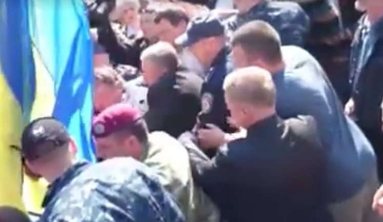 Столкновения в Харькове: людей с георгиевскими лентами не пускали к Мемориалу Славы. ВИДЕО+ФОТО (обновлено)