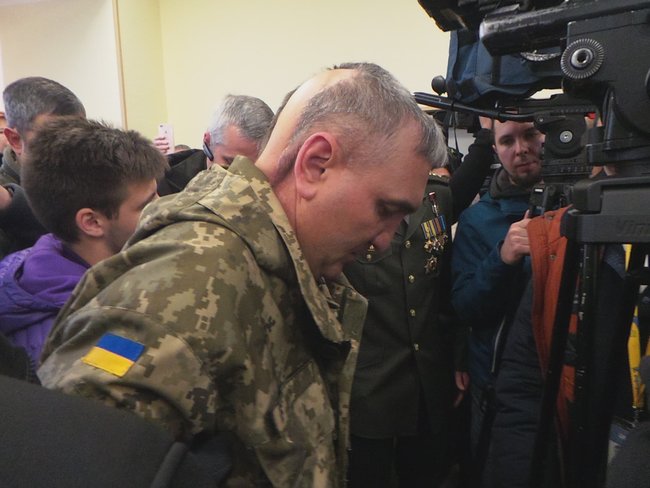 Суд розглядає апеляцію на арешт обвинуваченого у закупівлі неякісних бронежилетів Марченка: під будівлею суду відбувається акція на підтримку генерала 08