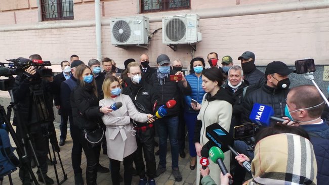 Шукають варіанти призначити мені більш жорсткий запобіжний захід, - Чорновол під будівлею Печерського райсуду Києва 04