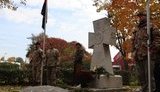Памятный крест в честь Дня защитников и защитниц Украины открыли в Киеве на проспекте Бандеры. ФОТОрепортаж