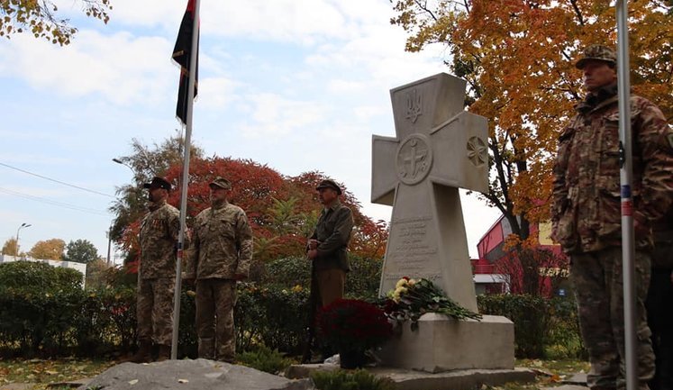 Пам'ятний хрест на честь Дня захисників і захисниць України відкрили в Києві на проспекті Бандери. ФОТОрепортаж